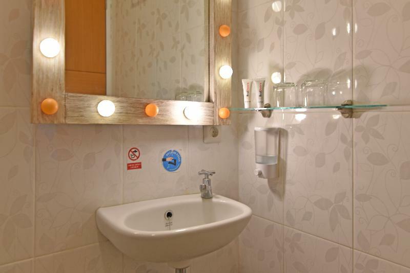 เรดดอร์ซ พลัส แอท มหินทราดัตตา เดนปาซาร์ Hotel ภายนอก รูปภาพ